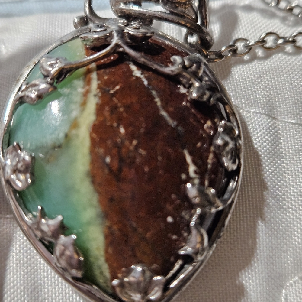 Elegant Silver and Brown Pendant Necklace - Picture 12 of 12